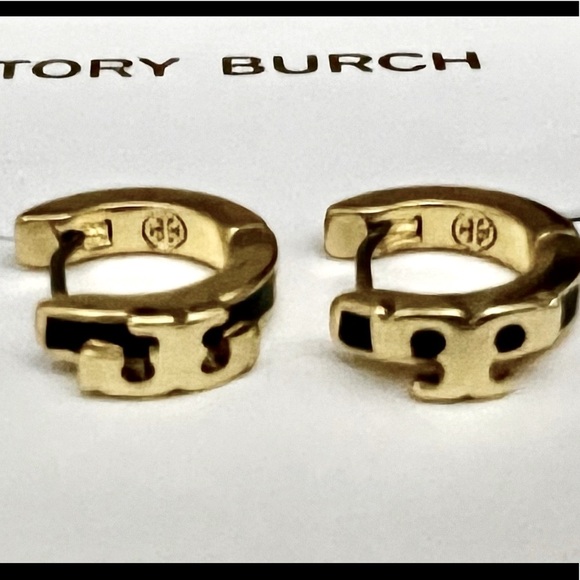 🆕 Tory Burch Authentic Small Gold Tone Logo & Black Enamel Huggies Hoop Earrings - Picture 6 of 7